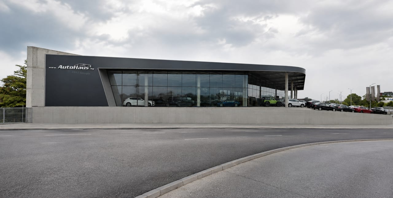 Сградата на AutoHaus през деня